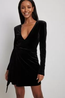 Lovisa Barkman X NA-KD Deep Neckline Velvet Mini Dress 15 Lovisa Barkman X NA-KD Deep Neckline Velvet Mini Dress -Party Dresses Sales deep neckline velvet mini dress 1783 000009 0002 03