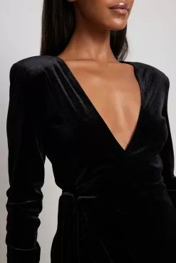 Lovisa Barkman X NA-KD Deep Neckline Velvet Mini Dress 14 Lovisa Barkman X NA-KD Deep Neckline Velvet Mini Dress -Party Dresses Sales deep neckline velvet mini dress 1783 000009 0002 04