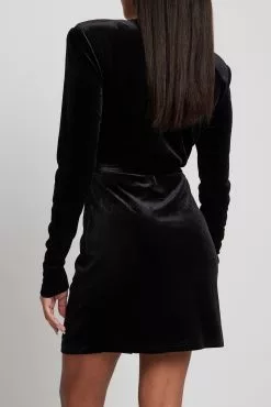 Lovisa Barkman X NA-KD Deep Neckline Velvet Mini Dress 13 Lovisa Barkman X NA-KD Deep Neckline Velvet Mini Dress -Party Dresses Sales deep neckline velvet mini dress 1783 000009 0002 05