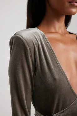 Lovisa Barkman X NA-KD Deep Neckline Velvet Mini Dress 10 Lovisa Barkman X NA-KD Deep Neckline Velvet Mini Dress -Party Dresses Sales deep neckline velvet mini dress 1783 000009 1135 02