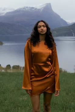 NA-KD Trend Draped Satin Dress -Party Dresses Sales draped satin dress 1018 010133 0261 editorial