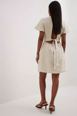 NA-KD Boho Linen Flowy Tie Back Mini Dress -Party Dresses Sales linen flowy tie back mini dress 1014 001508 00050051 1