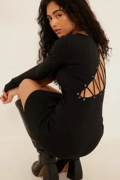 Cleo Kinnaman X NA-KD One Sleeve Lacing Detail Knitted Dress