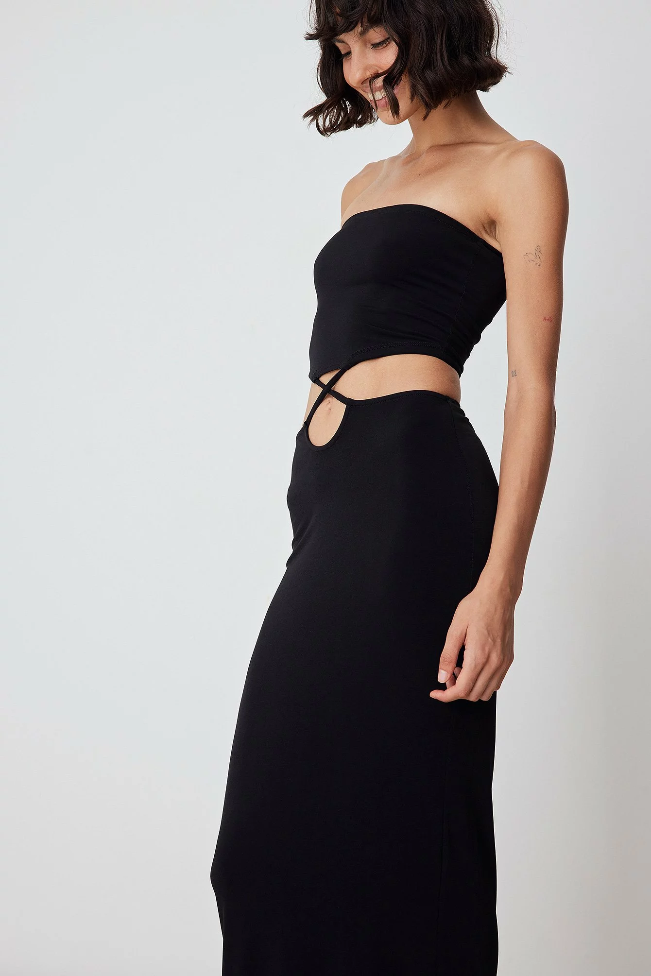 Ella Karberg X NA-KD Cut Out Detail Bandeau Jersey Dress 4 Ella Karberg X NA-KD Cut Out Detail Bandeau Jersey Dress - Image 4