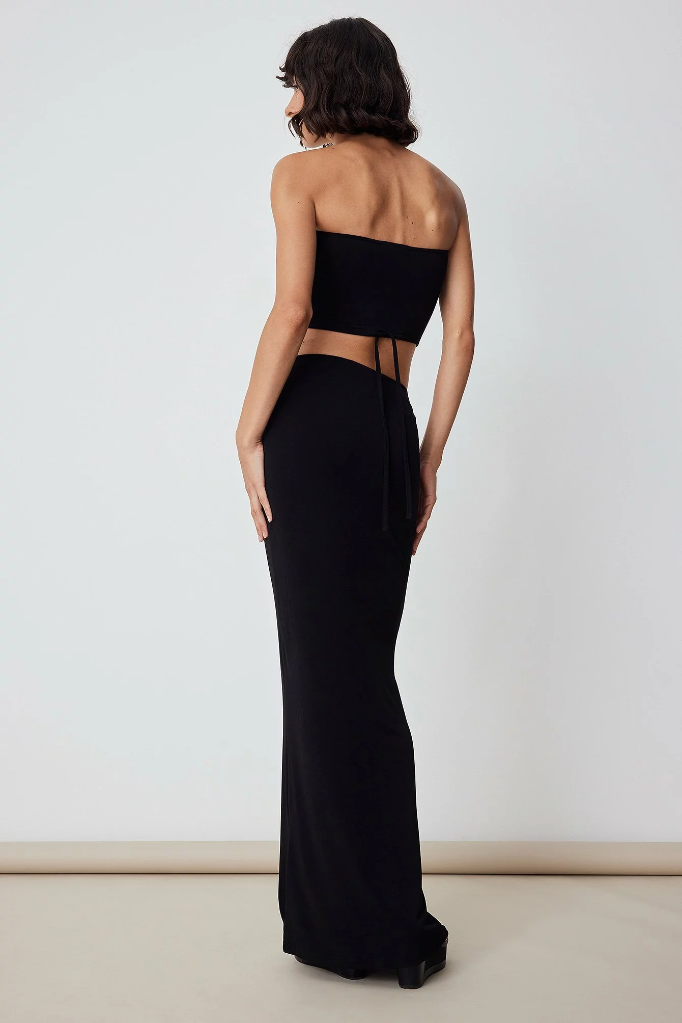 Ella Karberg X NA-KD Cut Out Detail Bandeau Jersey Dress 3 Ella Karberg X NA-KD Cut Out Detail Bandeau Jersey Dress - Image 3