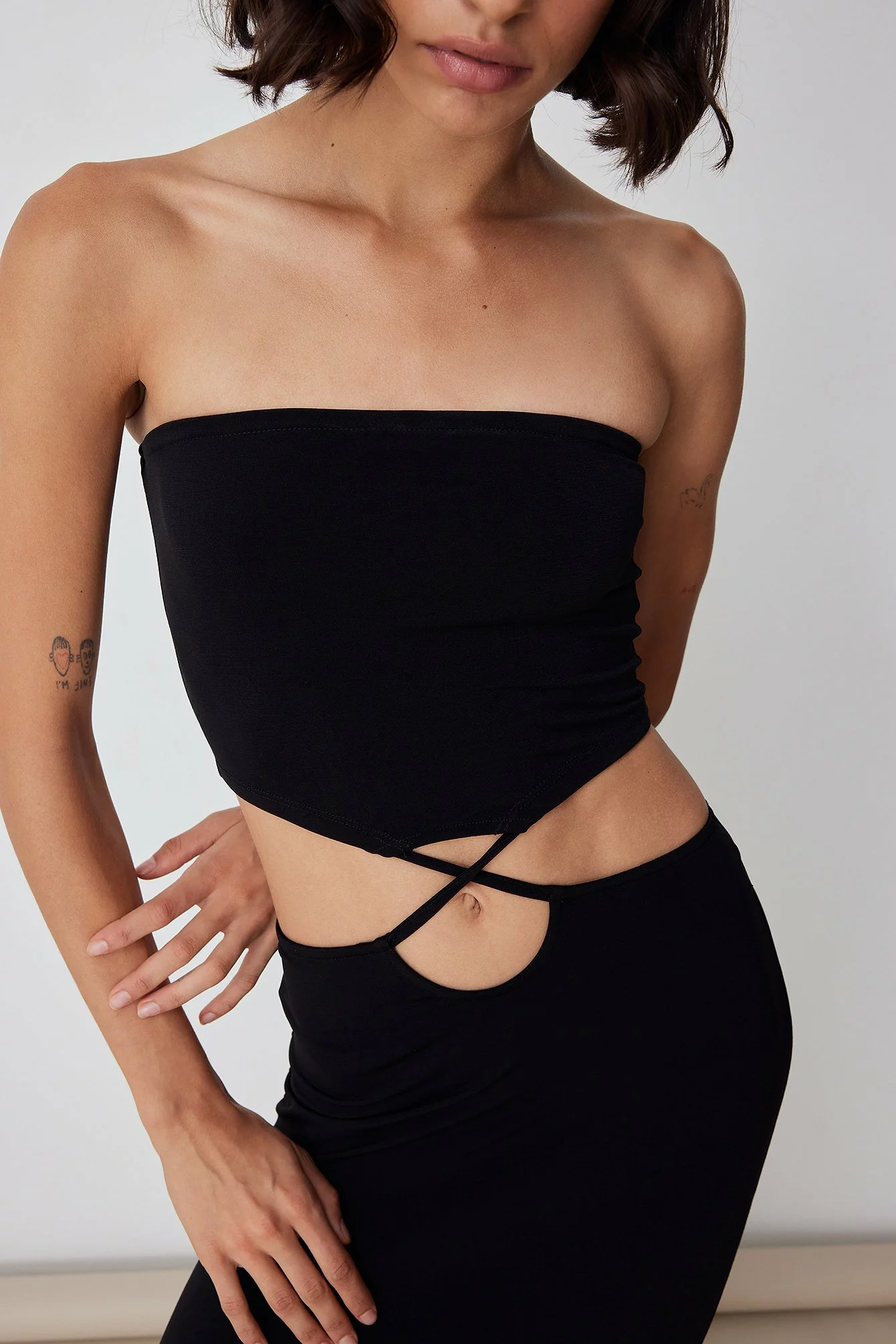 Ella Karberg X NA-KD Cut Out Detail Bandeau Jersey Dress 5 Ella Karberg X NA-KD Cut Out Detail Bandeau Jersey Dress - Image 5