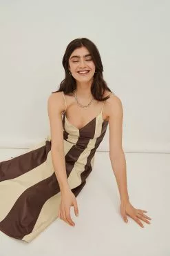 NA-KD Trend Pu V-neck Midi Dress