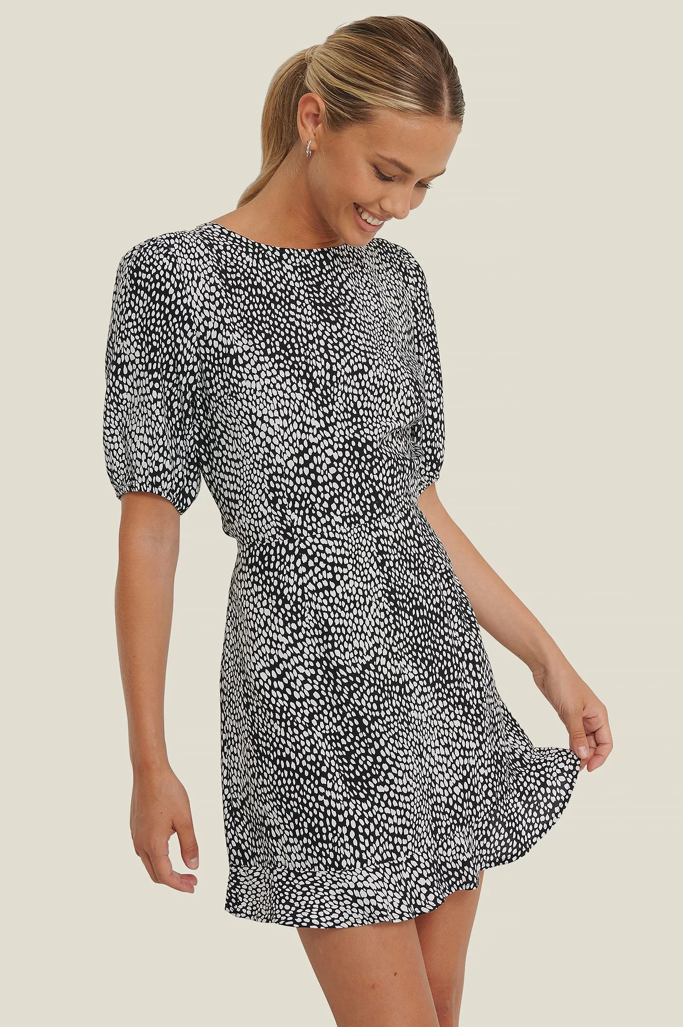 NA-KD Short Sleeve Open Back Mini Dress 2 NA-KD Short Sleeve Open Back Mini Dress - Image 2