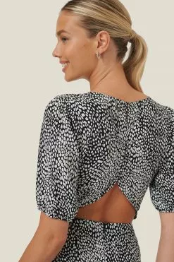 NA-KD Short Sleeve Open Back Mini Dress 20 NA-KD Short Sleeve Open Back Mini Dress -Party Dresses Sales nakd short sleeve open back mini dress 1100 003574 1511 04g 2 2