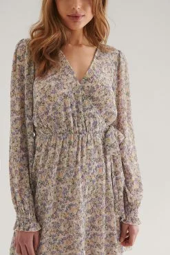 NA-KD Structured Overlap V-neck Dress 12 NA-KD Structured Overlap V-neck Dress -Party Dresses Sales nakd structured overlap v neck dress 1100 003084 8201 05g