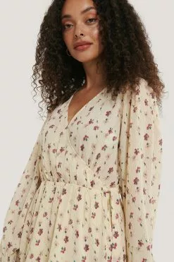 NA-KD Structured Overlap V-neck Dress 16 NA-KD Structured Overlap V-neck Dress -Party Dresses Sales nakd structured overlap v neck dress 1100 003084 8317 04g