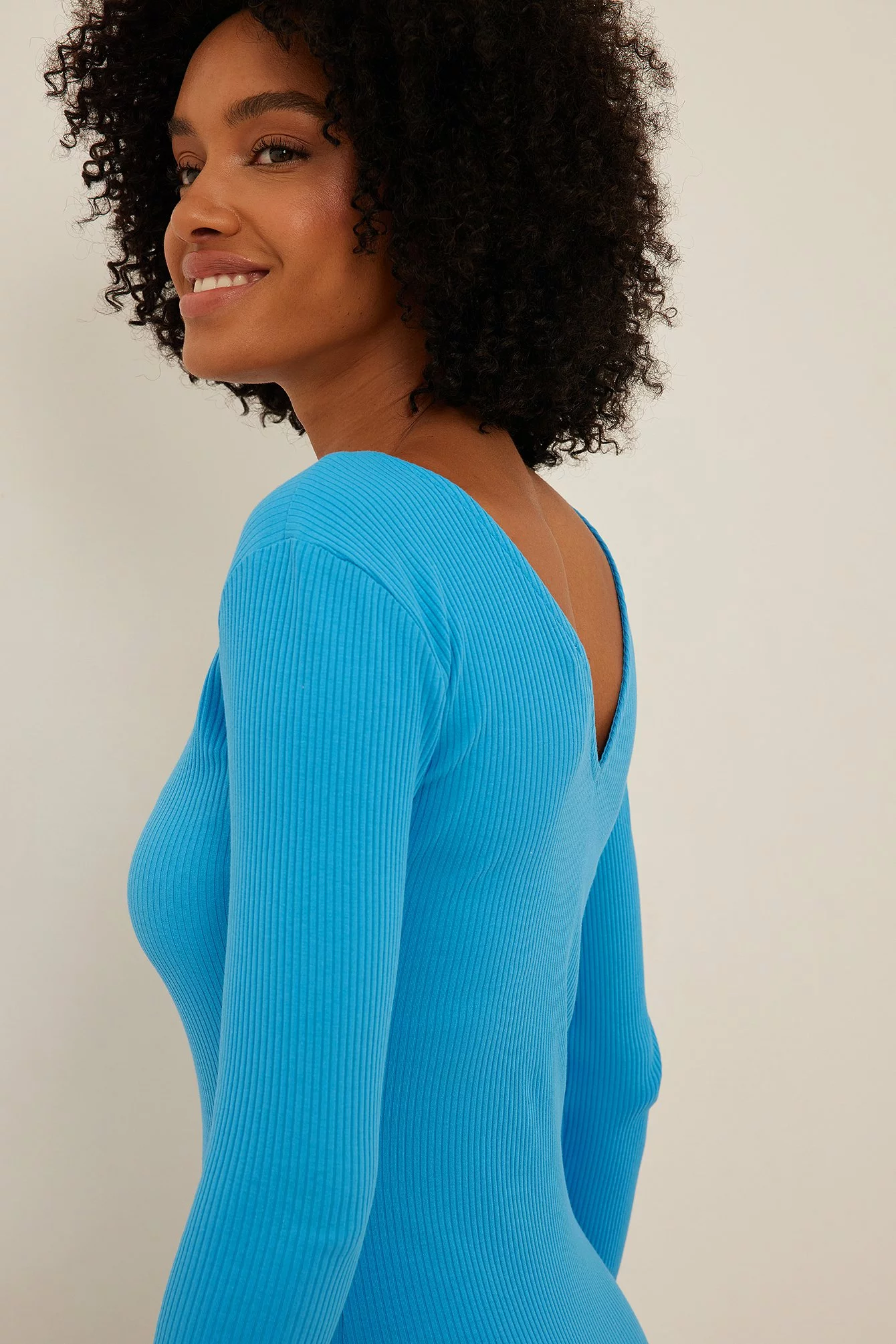 NA-KD Basic V-Neck Rib Long Sleeved Mini Dress 4 NA-KD Basic V-Neck Rib Long Sleeved Mini Dress - Image 4