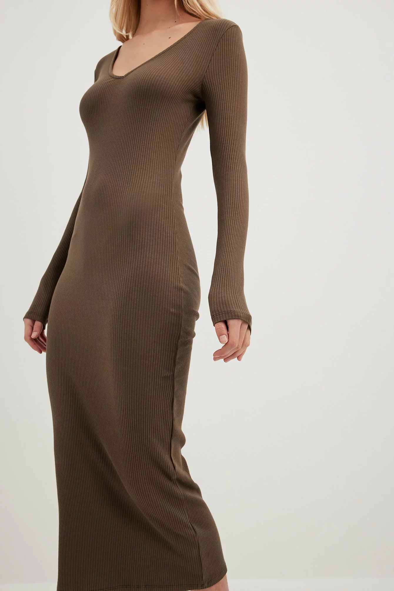 NA-KD Basic V-Neck Ribbed Midi Dress 5 NA-KD Basic V-Neck Ribbed Midi Dress - Image 5