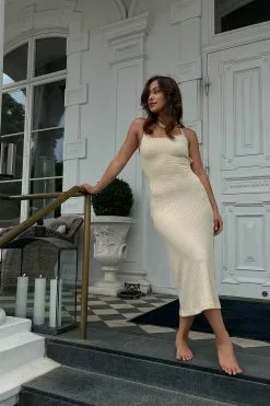 Klara Montes X NA-KD Open Knit Maxi Dress -Party Dresses Sales open knit maxi dress 1773 000013 0005 editorial04